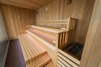 Sauna panoramique avec poêle dans un hôtel
