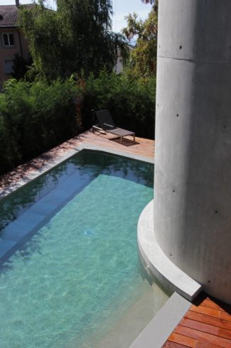 Une piscine comptemporaine Nicollier béton apparent