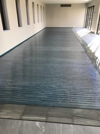 Une piscine intérieure dans un chalet Nicollier