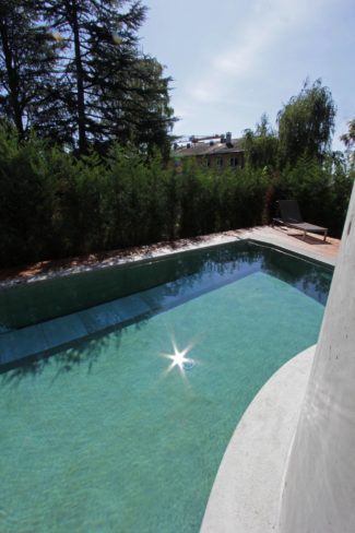 Une piscine comptemporaine Nicollier béton apparent