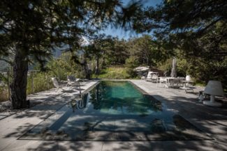 Piscine revêtement carrelage en pierre naturelle Nicollier