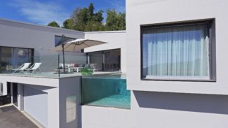 Petite piscine devant maison par Nicollier Group SA