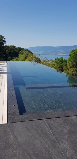 Une piscine miroir à débordement sur le lac de Neuchâtel Nicollier