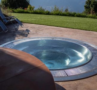 Un spa en inox à débordement Nicollier