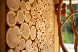 Bois décoratif sur mur de sauna