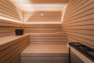 Ce sauna de bois clair offre une ambiance bio.