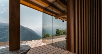 Sauna extérieur intégré sur une terrasse en bois