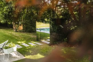 Un sauna miroir, magnifiquement intégré dans la nature
