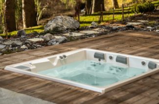 Spa dans le plancher à la lisière de la forêt