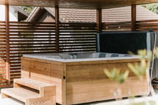 Spa installé sous un abri avec escalier