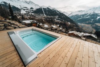 Swim spa installé dans une terrasse en bois